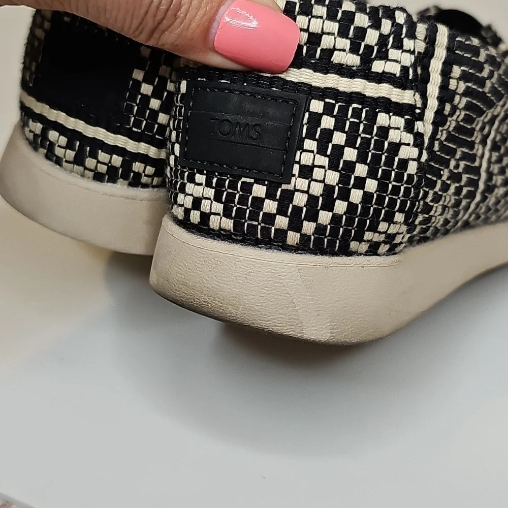 TOMS Women's‎ Black and Cream Patterned Loafers